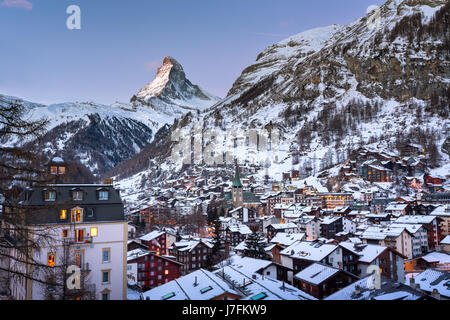 Luftbild auf Tal Zermatt und Matterhorn Gipfel bei Sonnenaufgang, Schweiz Stockfoto