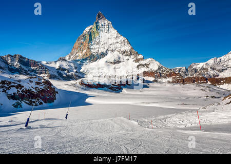 Sonnigen Skipiste und Peak Matterhorn in Zermatt, Schweiz Stockfoto