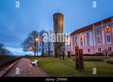 Long-Herman-Turm und das Parlamentsgebäude am Morgen, Tallinn, Estland Stockfoto