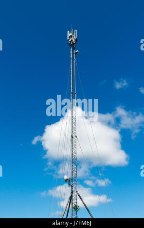 Fernmeldeturm mit Antennen Mobilfunkanbieter Stockfoto