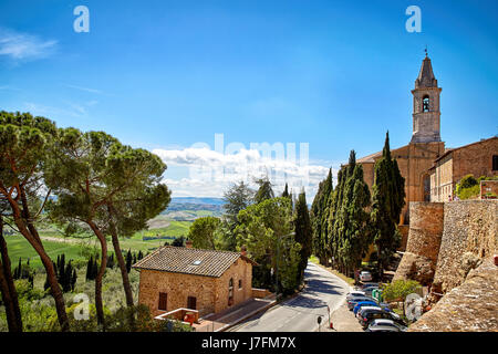 Pienza, Italien - 5. Mai 2017: Blick von der Stadtmauer von Pienza, eine wunderschöne Stadt in der Val d ' Orcia Region, Provinz Siena Stockfoto