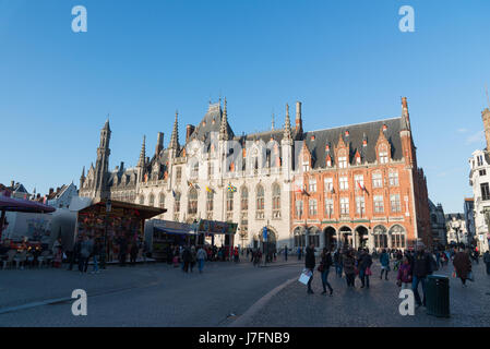 Brügge, Belgien - 15. April 2017: Provinciaal Hof erbaute 1284 Adelsitz, aufbauend auf den Grote Markt in Brügge, Belgien statt. Stockfoto