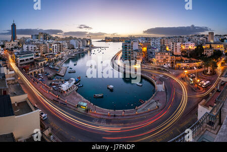 Blick auf Saint-Julien und Spinola Bay in der Morgendämmerung, Malta Stockfoto