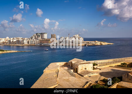 Blick auf Tigne Point und Sliema Distrikt von Valletta, Malta Stockfoto
