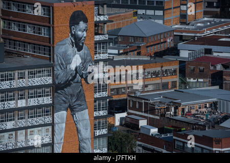 Ein Porträt des ehemaligen südafrikanischen Präsidenten Nelson Mandela als Bestandteil ein Projekt zur Erneuerung der Innenstadt in Maboneng, Johannesburg Stockfoto