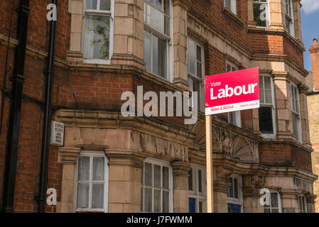 London, England - Mai 2017:A Abstimmung Arbeit Zeichen Poster mit viktorianischen Häusern im Hintergrund auf einer Straße in London, die Unterstützung der labour-Partei f Stockfoto