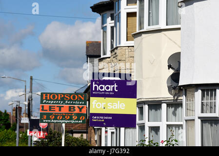 Zum Verkauf und zur Vermietung von Schildern vor einer Reihe von Häusern in Westborough Road, Westcliff on Sea, Essex, Großbritannien Stockfoto