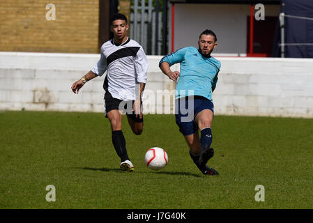 Kieran Lee und Kieran Alleyne spielen bei einem Benefizfußballspiel für Jayla Agbonlahor in Dagenham, Großbritannien Stockfoto