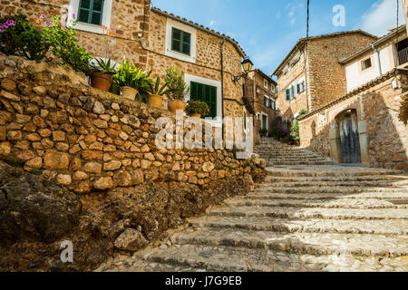 Steile Gasse, Fornalutx, Serra de Tramuntana, Mallorca, Balearen, Spanien Stockfoto