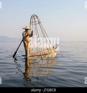 Bein Ruderer, Intha Fischern am Inle-See, Myanmar Stockfoto