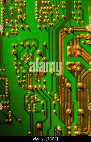 Grün und Gold Computer Platine close-up, Studiokomposition Stockfoto