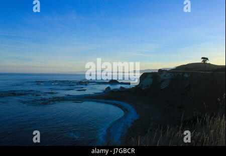Ein Sonnenuntergang über einer kleinen Halbinsel in Neuseeland Stockfoto
