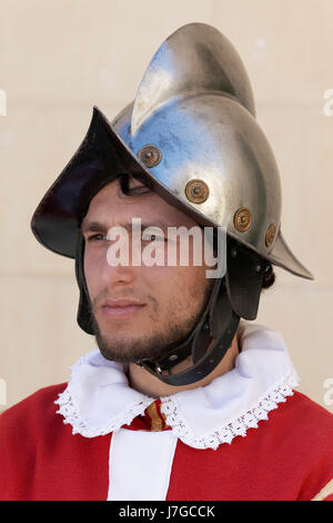 Junger Soldat der Malteserorden, historische Uniform In Guardia Parade, Fort San Elmo, Valletta, Malta Stockfoto