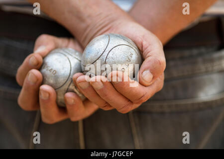 Männliche Hände halten Petanque Kugeln, Sanary-Sur-Mer, Var Abteilung, Frankreich Stockfoto