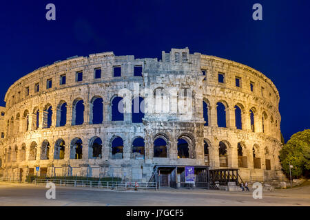 Römische Amphitheater bei Nacht, Pula, Istrien, Kroatien Stockfoto