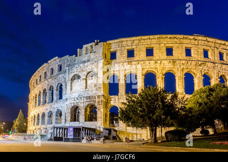 Römische Amphitheater bei Nacht, Pula, Istrien, Kroatien Stockfoto