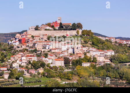 Stadtbild auf Hügel, Motovun, Istrien, Kroatien Stockfoto