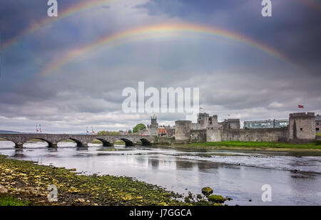 Regenbogen über König Johns Castle in Limerick, Irland Stockfoto