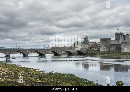 König Johns Castle und eine alte Brücke über den Fluss Shannon, Limerick, Irland Stockfoto