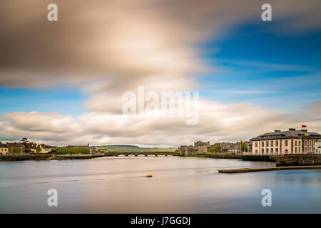 Blick auf den Fluss Shannon und der König Johns Castle, Limerick, Irland Stockfoto