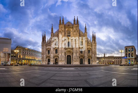 Mailand, Italien - 13. Januar 2015: Duomo di Milano (Mailand Kathedrale) und Piazza del Duomo in Mailand, Italien. Mailänder Dom ist die zweitgrößte katholische Stockfoto