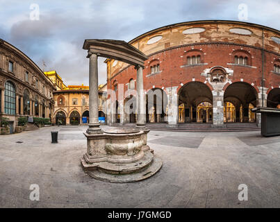 Palazzo della Ragione und Piazza dei Mercanti am Morgen, Mailand, Italien Stockfoto