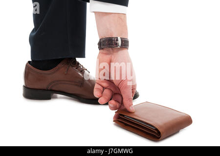 Nahaufnahme der Mann hob seine Brieftasche tragen braune Lederschuhe isoliert auf weißem Hintergrund Stockfoto