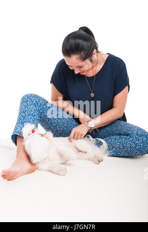 Niedliche Bild von jungen Frauen entspannen und spielen mit ihrem Bichon auf weißem Hintergrund Stockfoto