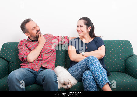 Mann und Frau in ihrem Haus entspannen in der Nähe von ihrer niedlichen Hund auf der couch Stockfoto