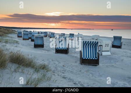 Liegestühle am Strand von Prerow, Ostsee, Darß, Mecklenburg-Vorpommern, Deutschland Stockfoto