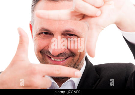 Geschäftsmann Frame Geste und Blick in die Kamera in Nahaufnahme, isoliert auf weiss Stockfoto