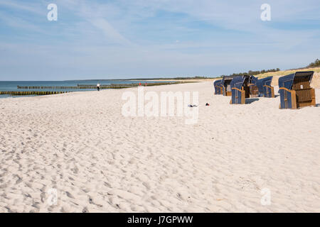 Strand und Liegestühle in Ahrenshoop, Mecklenburg-Vorpommern, Deutschland Stockfoto