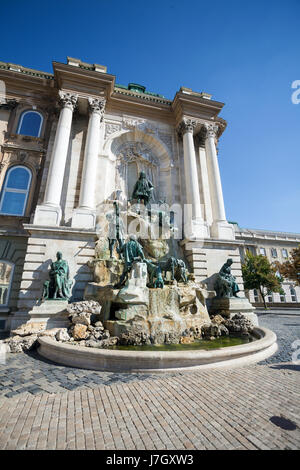 Matthias-Brunnen im Nordwesten Hof des Königspalastes Budaer Burg, Budapest, Ungarn Stockfoto