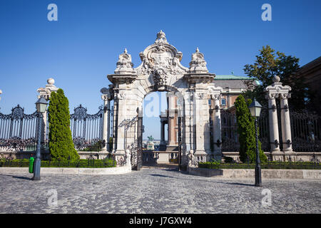 Alte historische Eisentor der Budaer Burg in Budapest, Ungarn Stockfoto