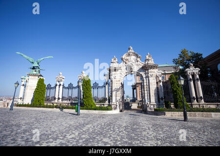 Alte historische Eisentor der Budaer Burg in Budapest, Ungarn Stockfoto