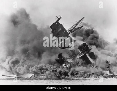 PEARL HARBOUR 7. Dezember 1941. Die USS Arizona auflisten und brennen nach dem japanischen Angriff. Stockfoto