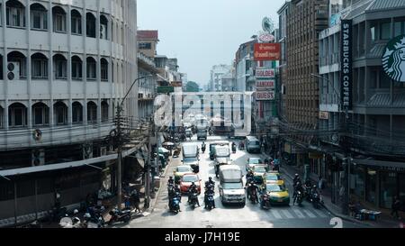 Blick vom Stahl Brücke Mega Plaza Saphan Lek auf Somdet Prachao Taksin Road Bangkok Thailand Stockfoto