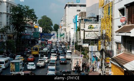 Blick vom Stahl Brücke Mega Plaza Saphan Lek auf Somdet Prachao Taksin Road Bangkok Thailand Stockfoto