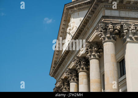 Berlin, Deutschland - 23. Mai 2017: historische Fassade Detail der Säulen / Kapitelle der Säulen des französischen Domes am Gendarmenmarkt in Berlin. Stockfoto