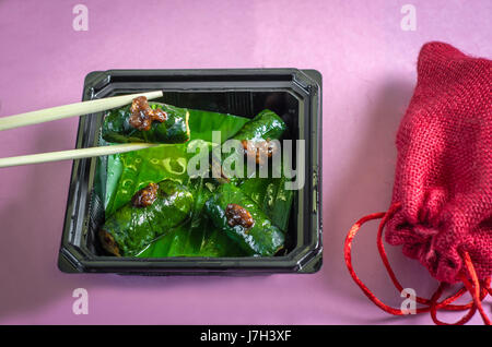Schweinefleisch-Brötchen mit Stäbchen Stockfoto