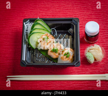 Sushi, Brötchen Lachs mit Sojasauce Stockfoto
