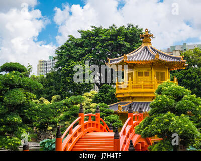 Goldener Pavillon der absoluten Perfektion in Nan Lian Garden in Chi Lin Nunnery, Hong Kong, China. Aufgenommen im Sommer, der Pavillon sitzt auf einem Hügel, die Stockfoto