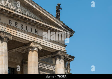 Berlin, Deutschland - 23. Mai 2017: Fassade Detail der Concert Hall (Konzerthaus) Berlin am Gendarmenmarkt in Berlin. Stockfoto