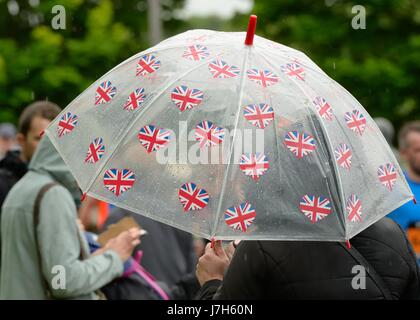 Ein wetter Konzept Bild einer Union Jack gedruckt Kunststoff Dach im Einsatz an einem regnerischen Sommertag in Großbritannien. Stockfoto