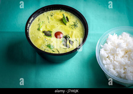 Gebratenes Schweinefleisch Curry mit Basilikum-Blätter und eine Schüssel mit gekochtem Reis Stockfoto