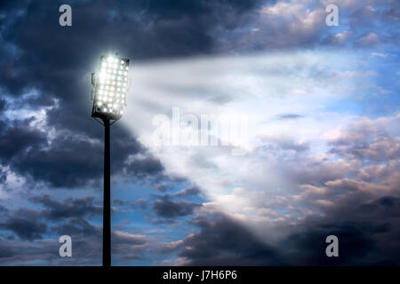 Stadion-Leuchten vor dunklen Nacht Himmelshintergrund Stockfoto