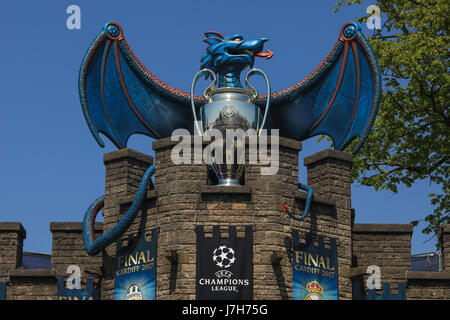 Blue Dragon mit Replik des Champions League Cup, schmücken die Wände des Cardiff Castle während des Buildvorgangs bis zur UEFA-Champions-League-Finale im Juni Stockfoto