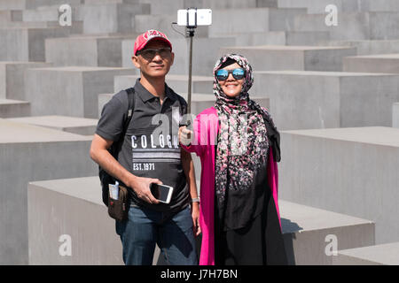 Berlin, Deutschland - 23. Mai 2017: Tourist in der Gedenkstätte für die ermordeten Juden Europas, auch bekannt als das Holocaust-Mahnmal in Berlin. Stockfoto