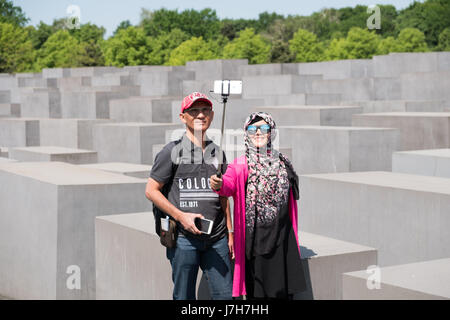 Berlin, Deutschland - 23. Mai 2017: Tourist in der Gedenkstätte für die ermordeten Juden Europas, auch bekannt als das Holocaust-Mahnmal in Berlin. Stockfoto