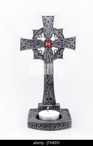 Irische keltische Kreuz isoliert auf weißem Hintergrund. Stockfoto